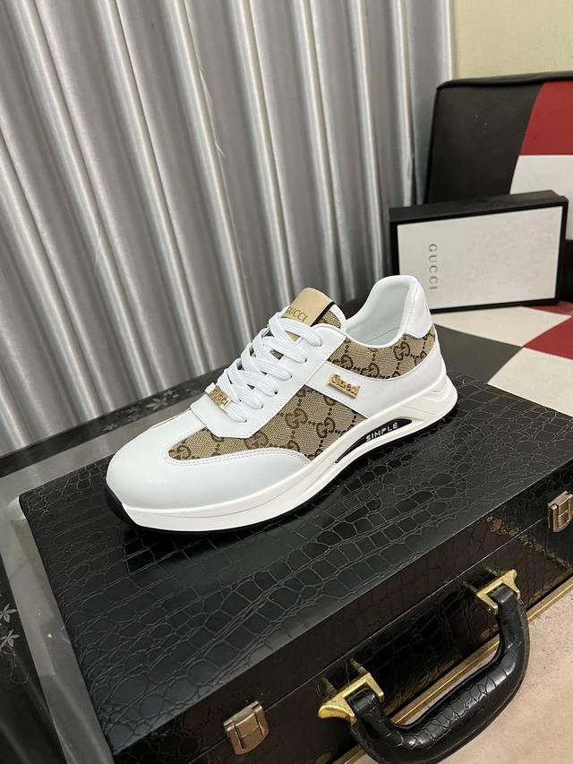 出厂价： 古奇gucci* 最新爆款休闲鞋，顶端品牌奢侈～代购，顶级～质量。鞋面選用进口透气牛皮搭配材质透气羊皮垫脚 精细做工。原版个性时尚柔软橡膠耐磨大底，码